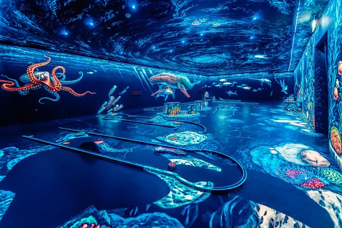 3d Blacklight Minigolf - Jbr / Marina Dubai - Inside the Blacklight Panorama at JBR