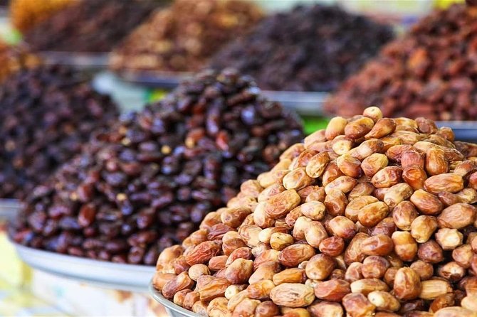 Abu Dhabi City Tour with Buffet Lunch - The Dates Market: a short taste of local commerce