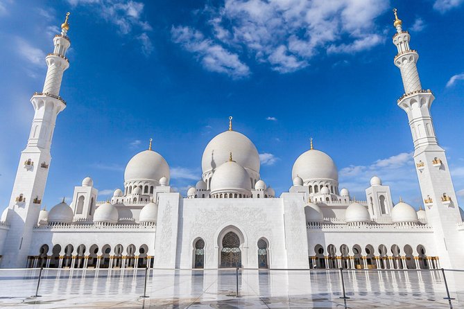 Abu Dhabi City Tour with Louvre Museum from Dubai Small Group - The morning drive and small-group setup