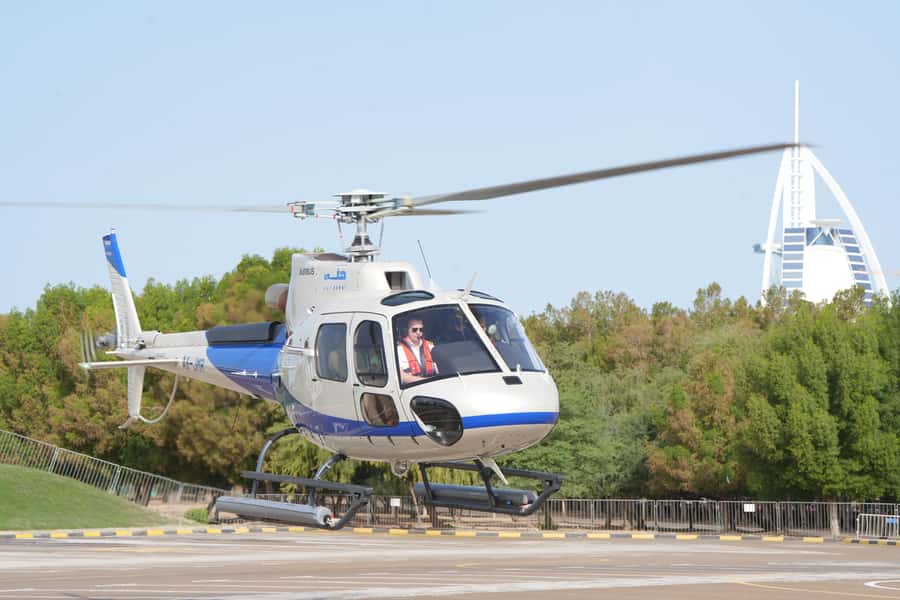 Dubai: 30-Minute Scenic Helicopter Tour - Mall of the Emirates, Emirates Hills, and Dubai Marina