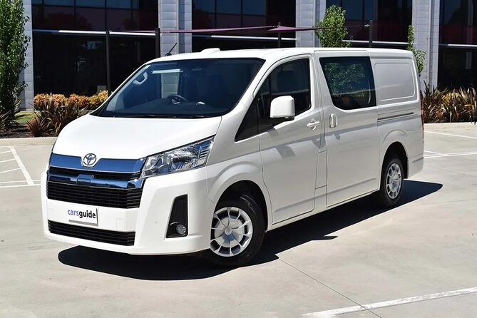 Dubai Airport: Hassle Free Private Transfer Arrival OR Departure - A 30-minute waiting window for delayed airport routines