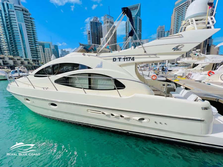 Dubai: Azimut 42 Feet Private Luxury Yacht Cruise - Boarding at Gate T in Dubai Marina