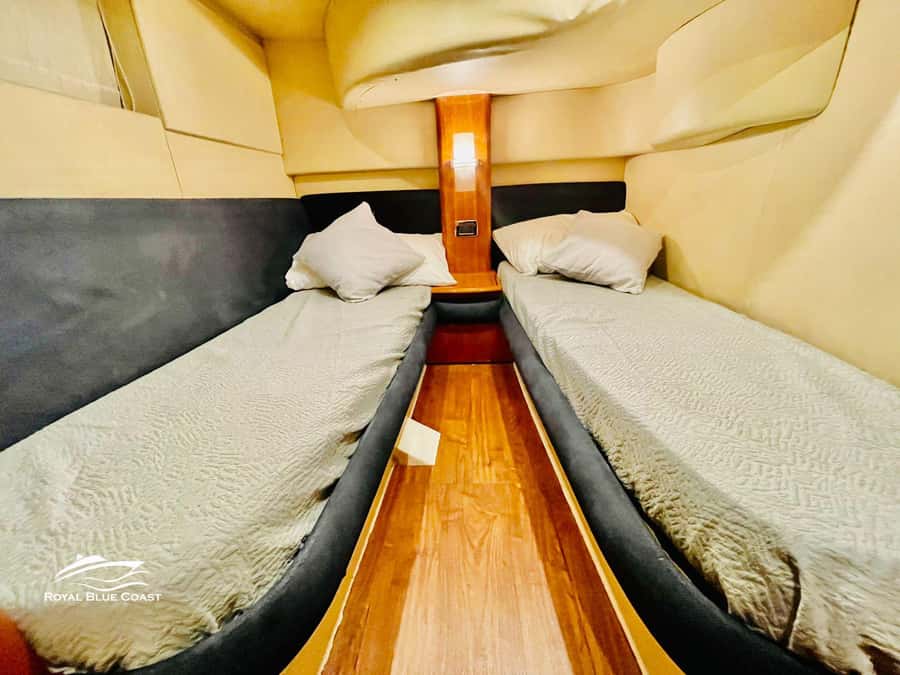 Dubai: Azimut 42 Feet Private Luxury Yacht Cruise - The yacht’s indoor and outdoor spaces