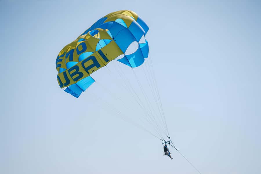 Dubai: Burj Al Arab Parasailing, Ice Cream, Pics, and Videos - The crew is a major part of the value
