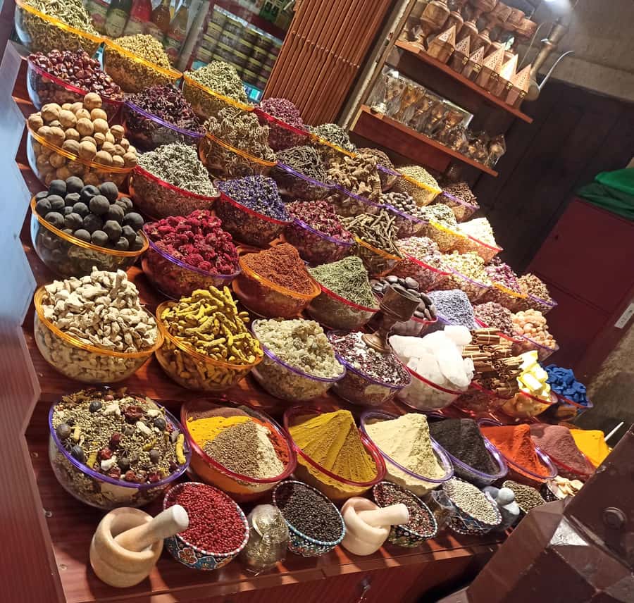 Dubai: City Highlights Tour with Blue Mosque & Street Food - Palm Jumeirah and the road between the icons