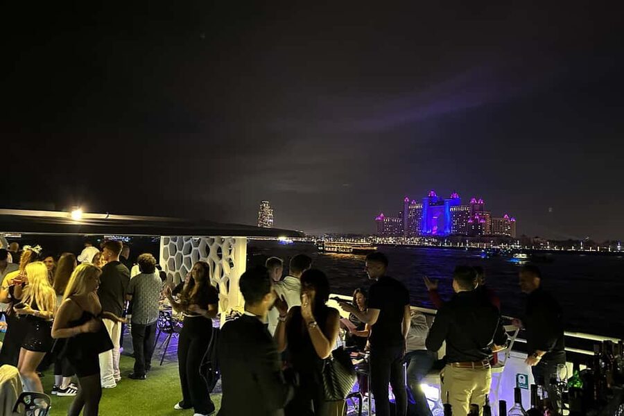 Dubai: Desert Rose NYE Cruise with Dinner and Fireworks - Who will enjoy Desert Rose most