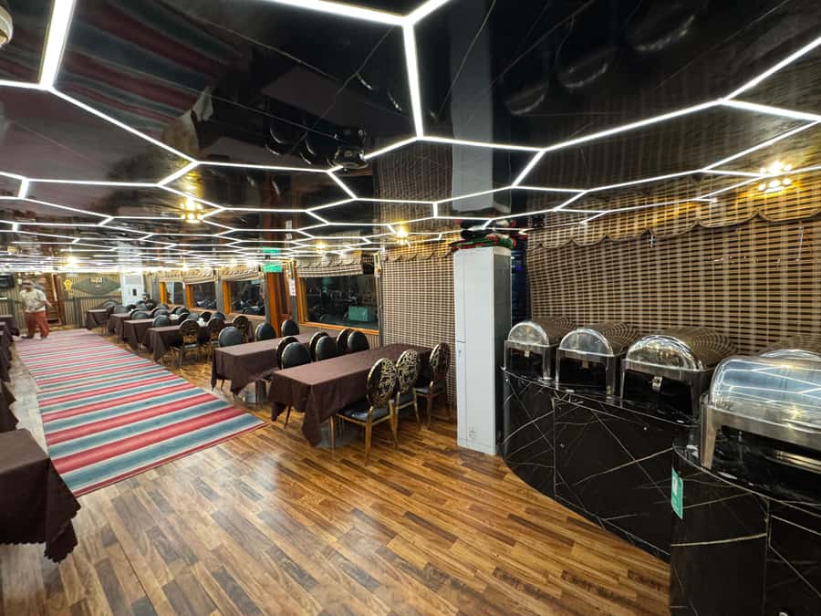 Dubai Dhow Cruise Creek,Marina Shows,Buffet & Drinks options - Service quality can be excellent, but operations need attention