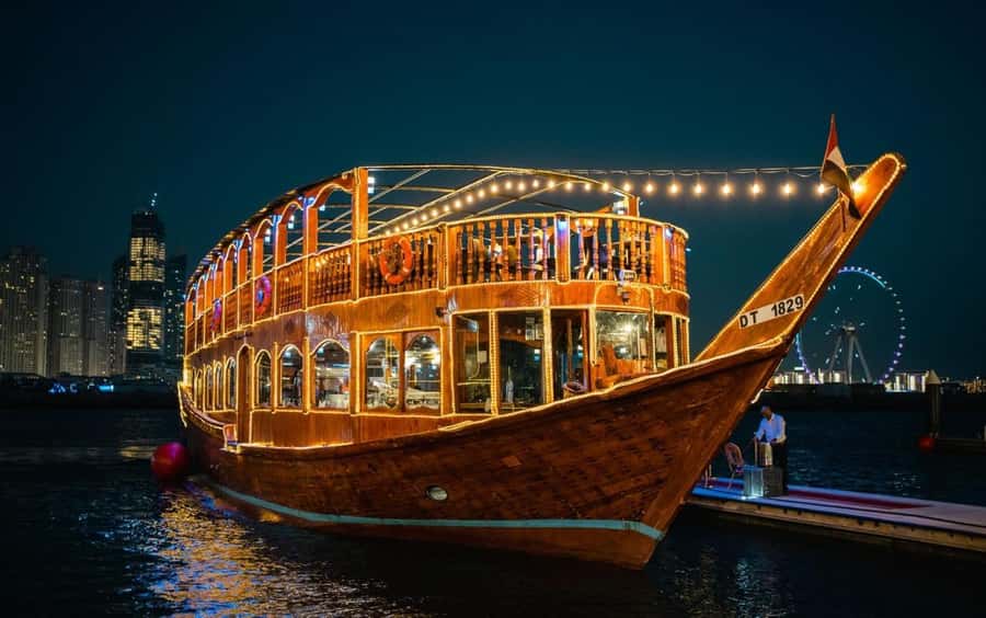 Dubai: Dinner Dhow Cruise with Live Entertainment Al Seef - Why this short cruise works so well