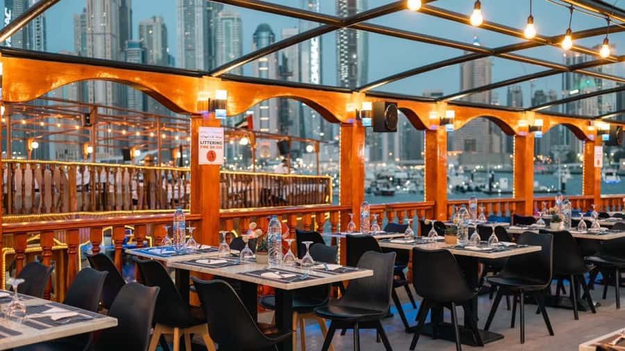 Dubai: Dinner Dhow Cruise with Live Entertainment Al Seef - The photographer and other small annoyances