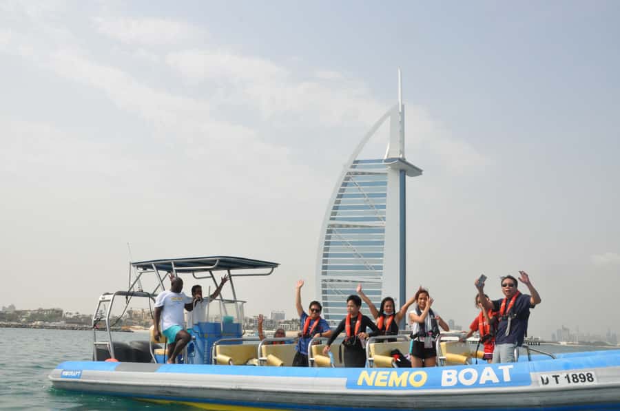 Dubai: Guided Speedboat Tour with City Sights & Ice Cream. - The guides and the small-group possibility
