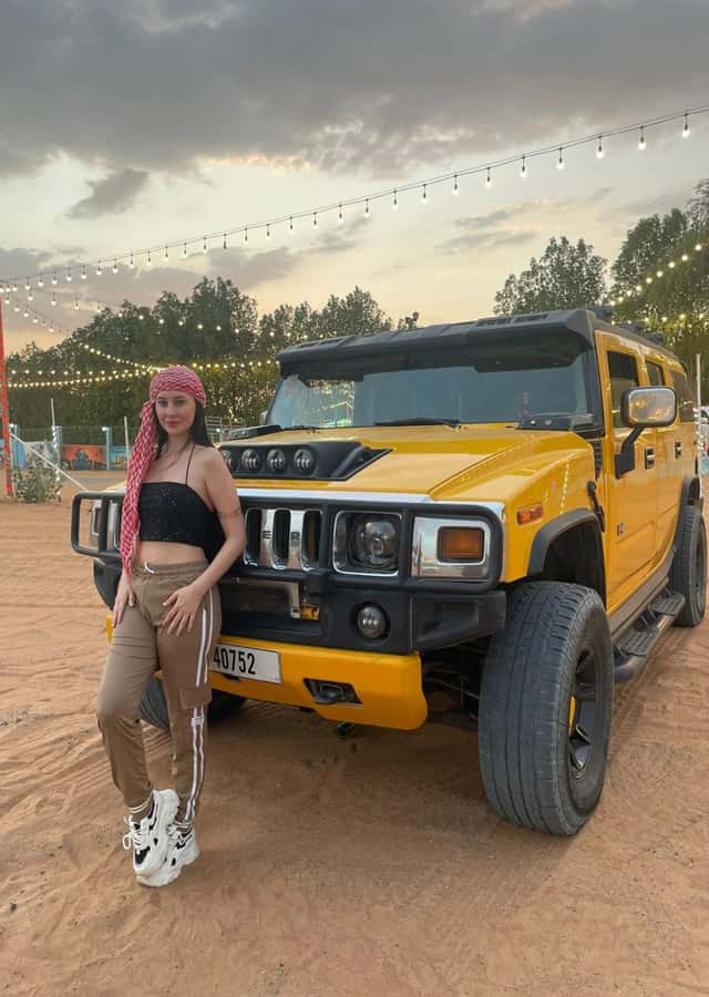 Dubai Hummer Safari Adventure & Traditional Dress Photoshoot - Photo stops, sunset, and sandboarding