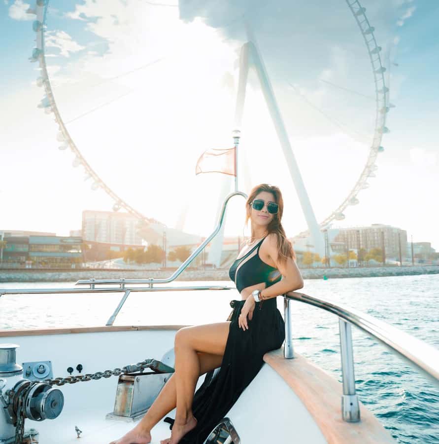 Dubai: Instagrammable Yacht Tour with Drinks & Ain/JBR Views - Boarding near Marina Mansion