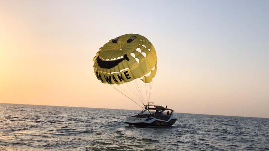 Dubai Jumeirah Parasailing adventure with breathtaking views - Who should book this experience?