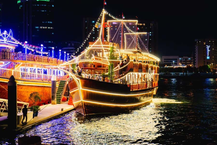 Dubai: Luxury Dinner Cruise with Live Music - What the 1.5-hour Dubai Creek cruise is really like