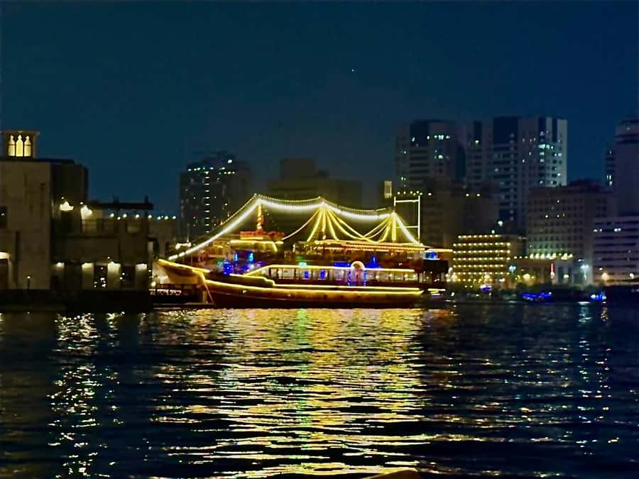 Dubai: Luxury Dinner Cruise with Live Music - Buffet dinner: plenty of food, modest presentation