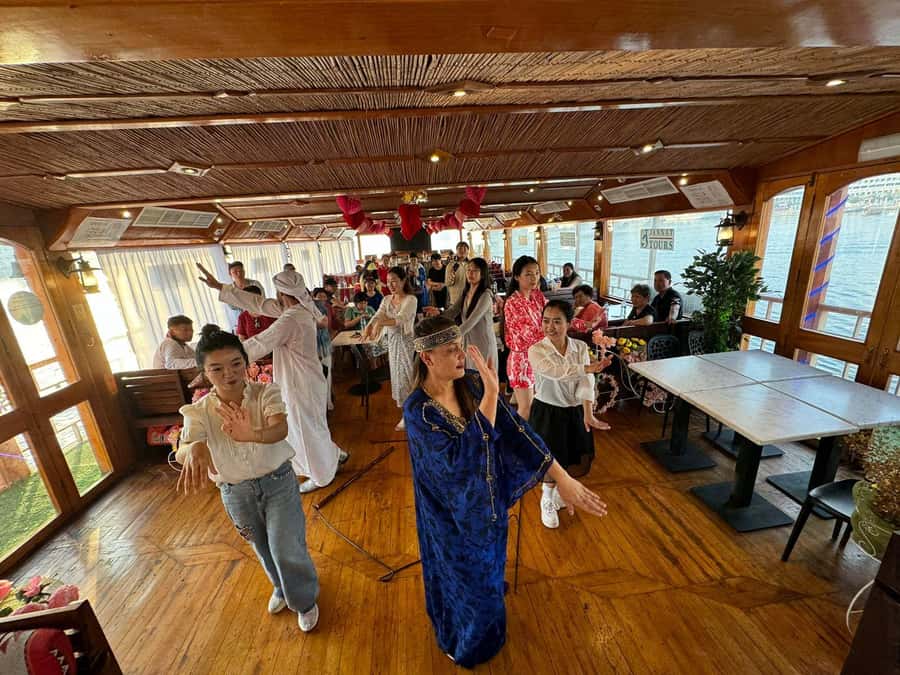 Dubai: Luxury Dinner Cruise with Live Music - Who will enjoy this dhow dinner cruise?