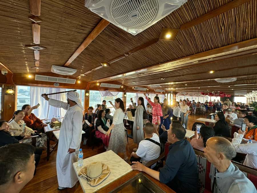 Dubai: Luxury Dinner Cruise with Live Music - Should you book the Dubai dinner cruise?