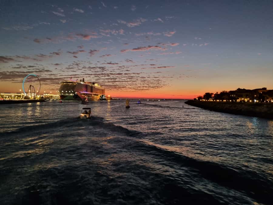 Dubai: Luxury Sightseeing Cruise with Food and Drinks - Starting at Pier 7 and settling aboard Calypso