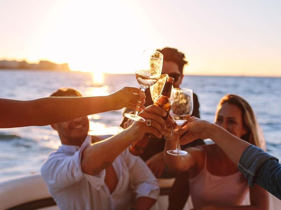Dubai: Luxury Sunset Yacht Tour with Snacks and Drinks - Photos, music, and the human touch