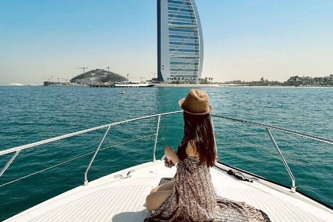 Dubai Luxury Yacht Tour with Live BBQ & Drinks - Palm Jumeirah and Dubai’s Artificial Coast