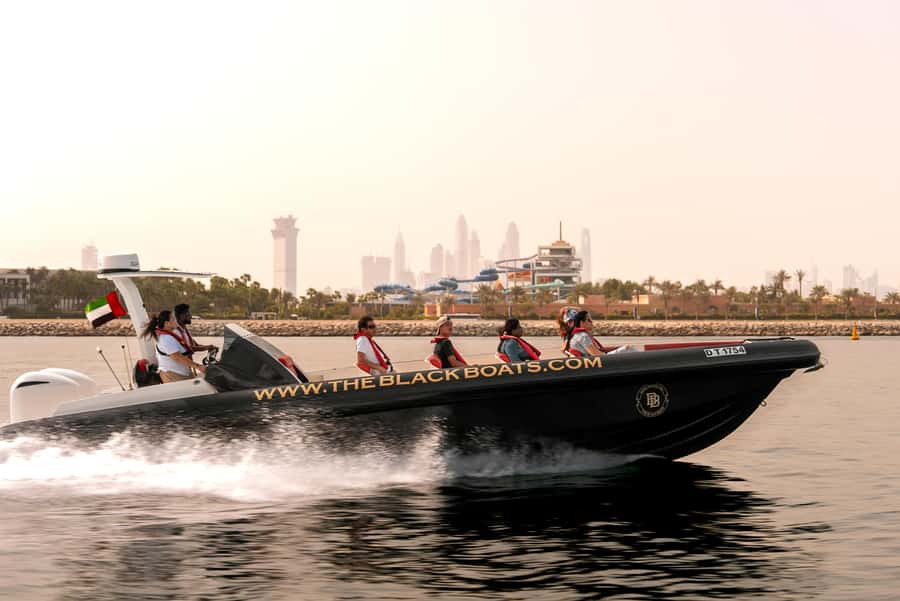 Dubai Marina: 1-Hour Luxury Sightseeing Speedboat Tour - The return: speed, spray, and skyline