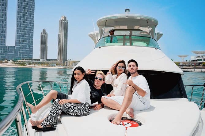 Dubai Marina 1hr Yacht tour with Drinks - Daylight or evening: choose with care