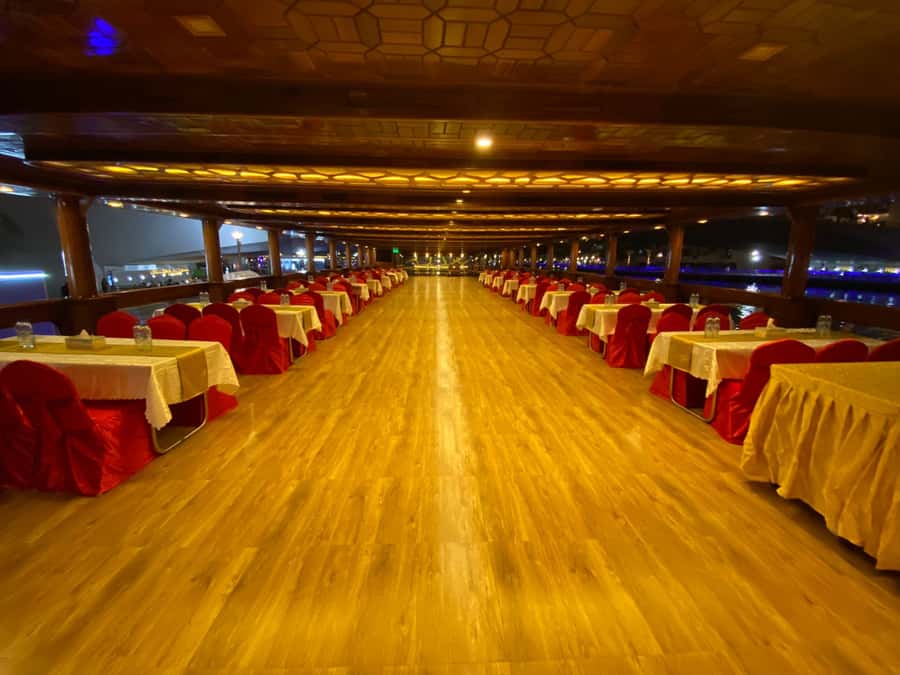 Dubai Marina: Dinner Cruise in a Traditional Boat - Standard Seating or VIP Top Deck?