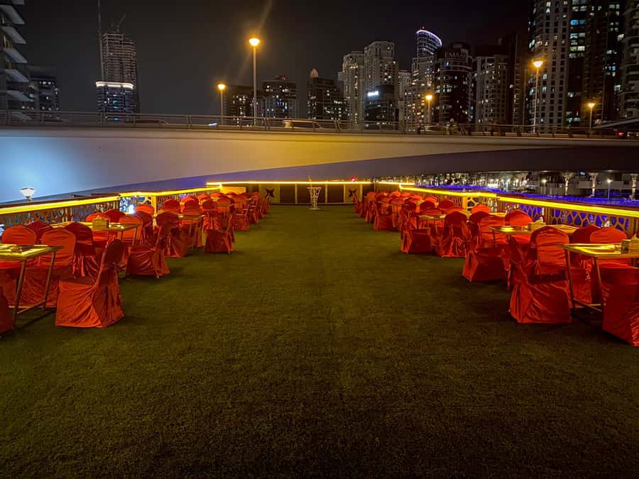 Dubai Marina: Dinner Cruise in a Traditional Boat - Live Entertainment and the Onboard Mood