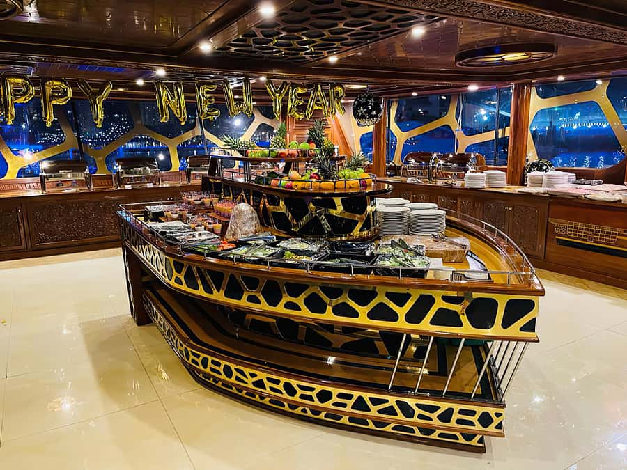 Dubai Marina: Dinner Cruise in a Traditional Boat - Service, Crowds, and Timing