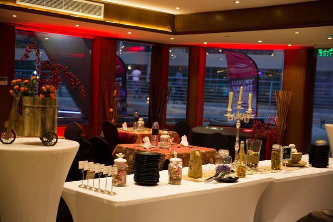 Dubai Marina Dinner Cruise with Live Music & Open Bar - Live music without a formal show