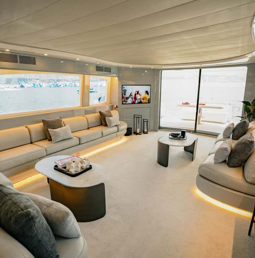 Dubai Marina: Luxury Yacht Tour with Breakfast or BBQ Option - Service, photos, and the social atmosphere
