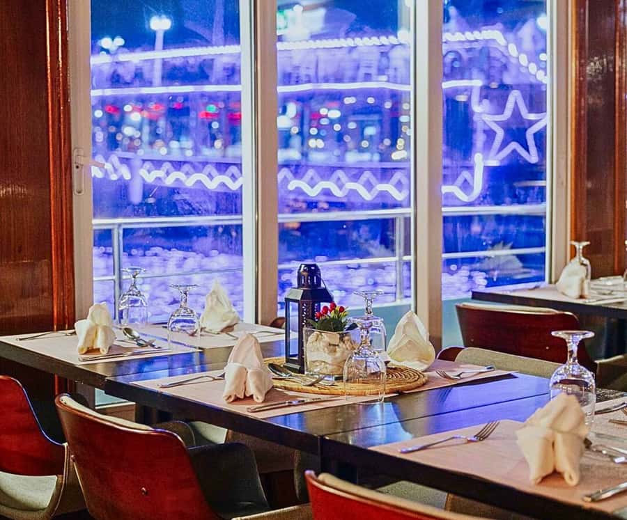 Dubai: Marina Premium Dinner Cruise with Unlimited Drinks - Dinner onboard: generous buffet, mixed expectations