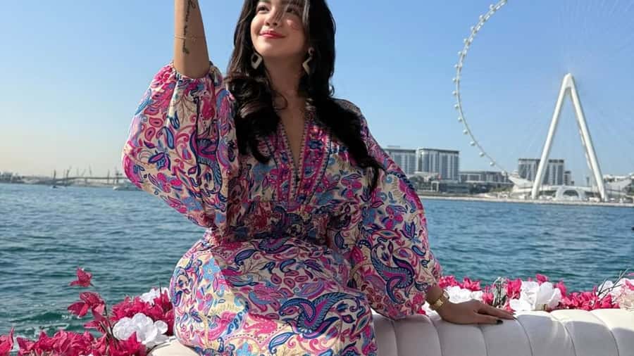 Dubai Marina: Private Boat Tour with Flower - JBR Beach, Bluewaters Island, and the Ferris Wheel