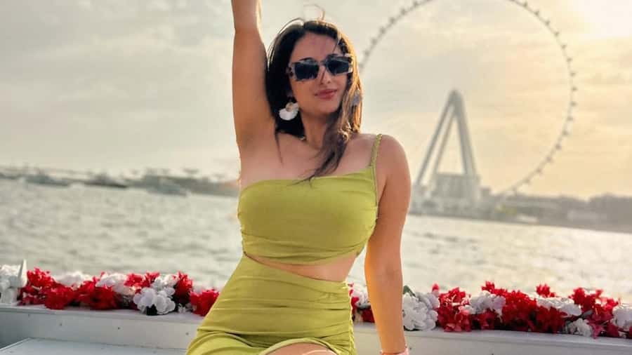 Dubai Marina: Private Boat Tour with Flower - Proposals, birthdays, and family celebrations