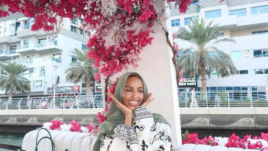 Dubai Marina: Private Boat Tour with Flower - What the $147 price really buys you
