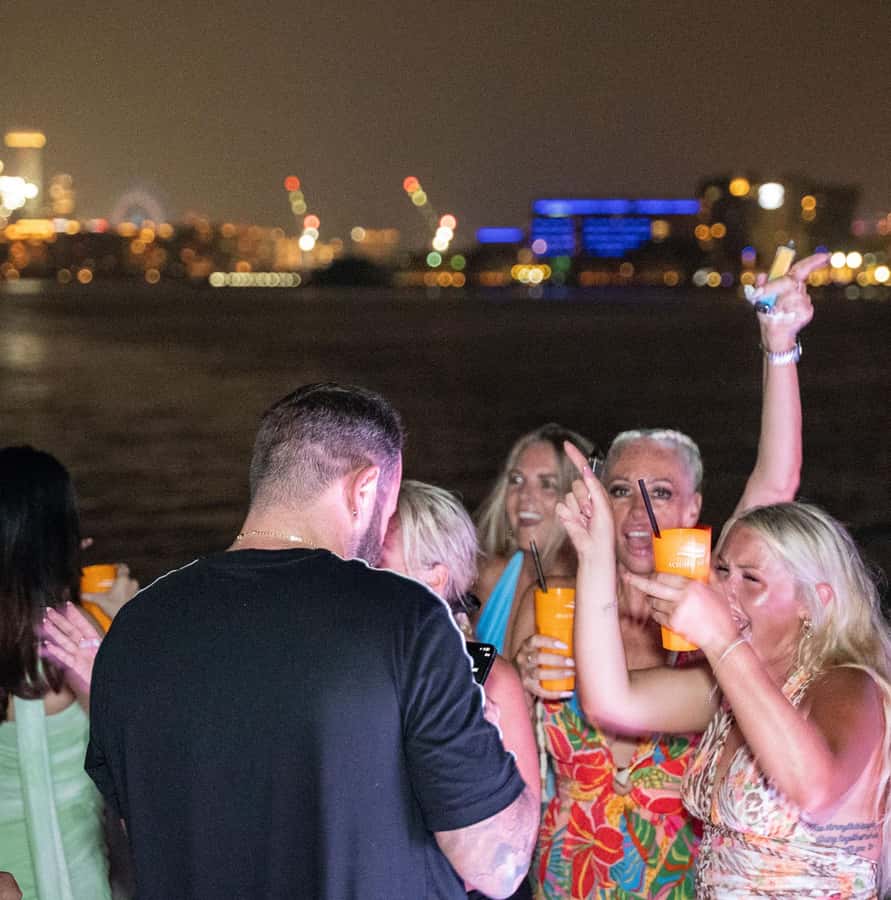 Dubai: Marina Yacht Party with BBQ, Unlimited Drinks and DJ - The four-hour schedule: cruise time versus time at anchor
