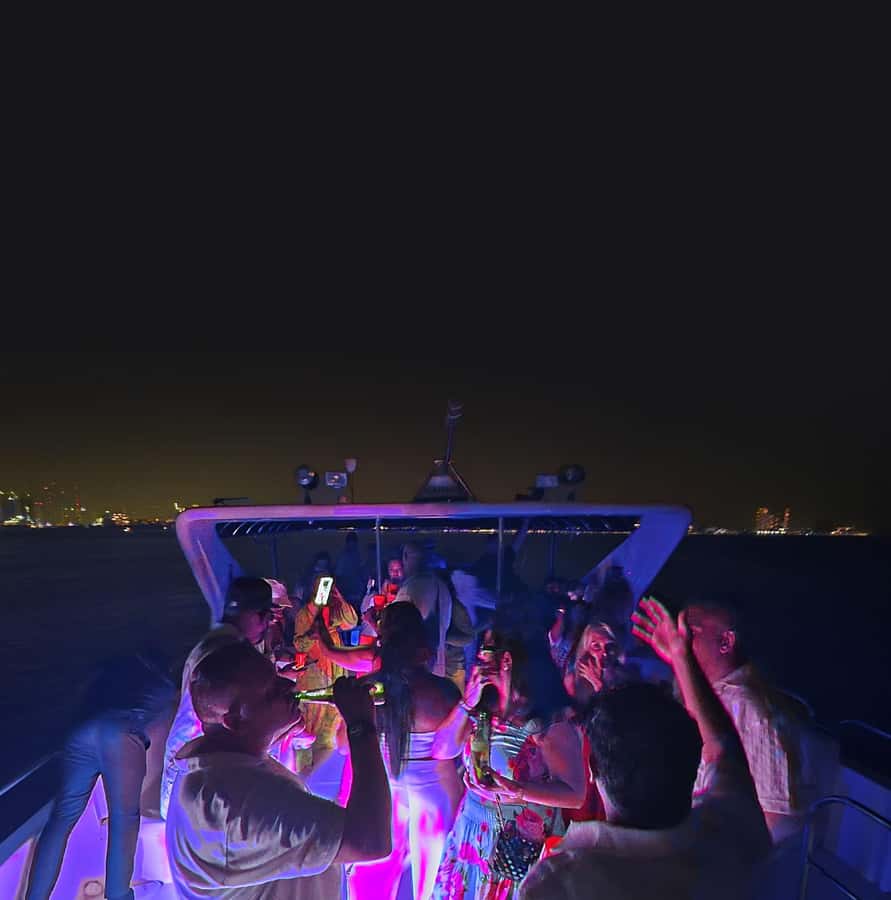 Dubai: Marina Yacht Party with BBQ, Unlimited Drinks and DJ - Unlimited drinks and attentive service
