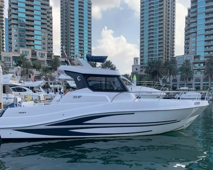 Dubai: Private Boat Cruise from Dubai Marina - Crew service and what the praise means
