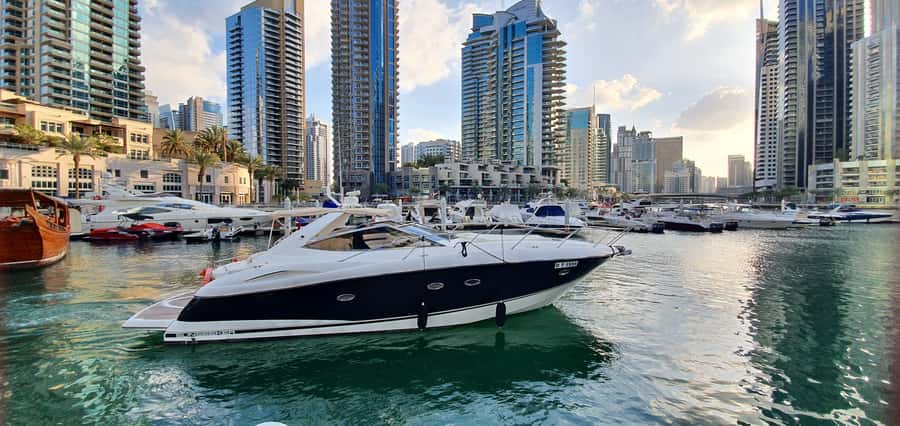 Dubai: Private Boat Cruise from Dubai Marina up to 12 people - The first views: Jumeirah Beach Residence and Bluewaters Island