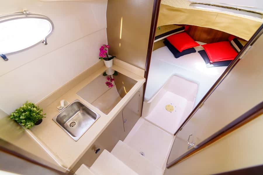 Dubai: Private Coastline Landmarks Mini-Yacht Tour - JBR Beach and the Open Arabian Gulf