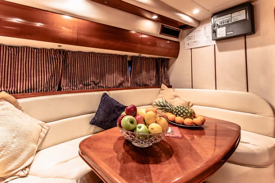 Dubai: Private Luxury Everest Yacht Cruise from Dubai Marina - Burj Al Arab and the Jumeirah coast