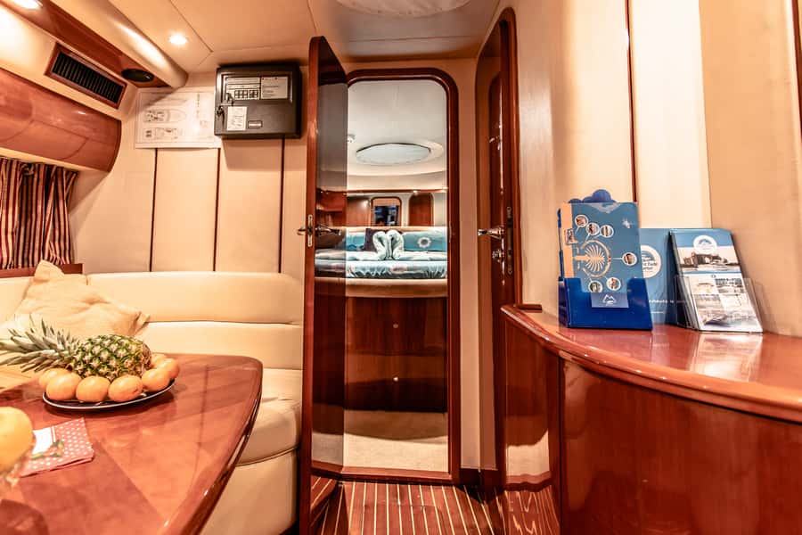 Dubai: Private Luxury Everest Yacht Cruise from Dubai Marina - Daylight, sunset, or evening lights