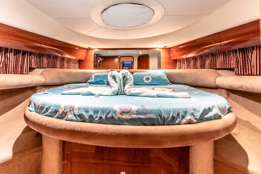 Dubai: Private Luxury Everest Yacht Cruise from Dubai Marina - Crew service, photos, and onboard comfort