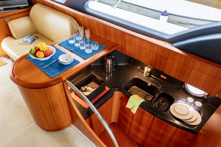 Dubai: Private Luxury Yacht Cruise for up to 20 People - Atlantis, The Royal, and the Palm resorts