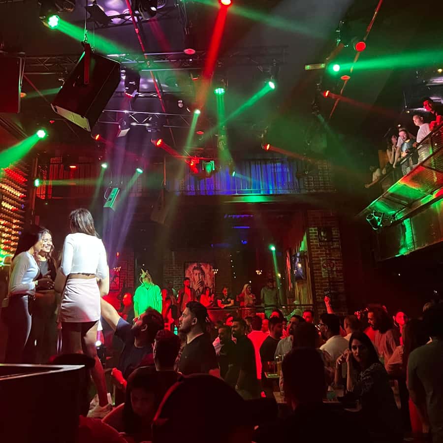 Dubai: Pub Crawl Nightlife Tour - Why the guides make such a difference