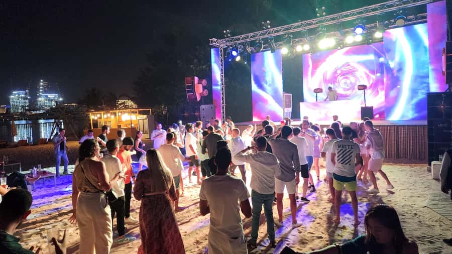 Dubai: Pub Crawl Nightlife Tour - Who will enjoy this Saturday night?