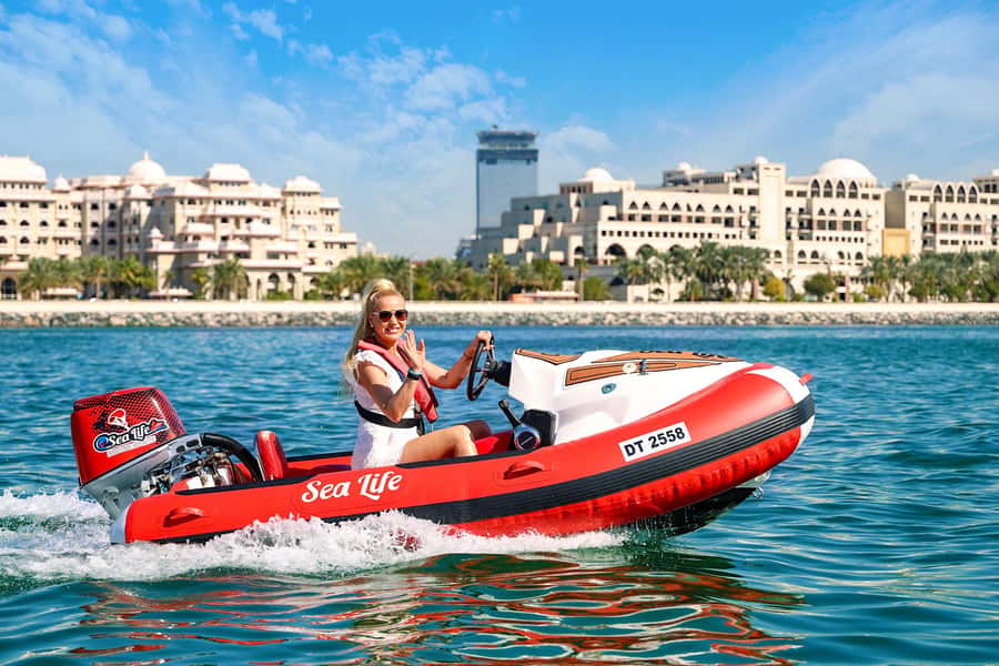 Dubai: Self-Drive Boat Experience for 1 or 2 People - Why the guides make a difference