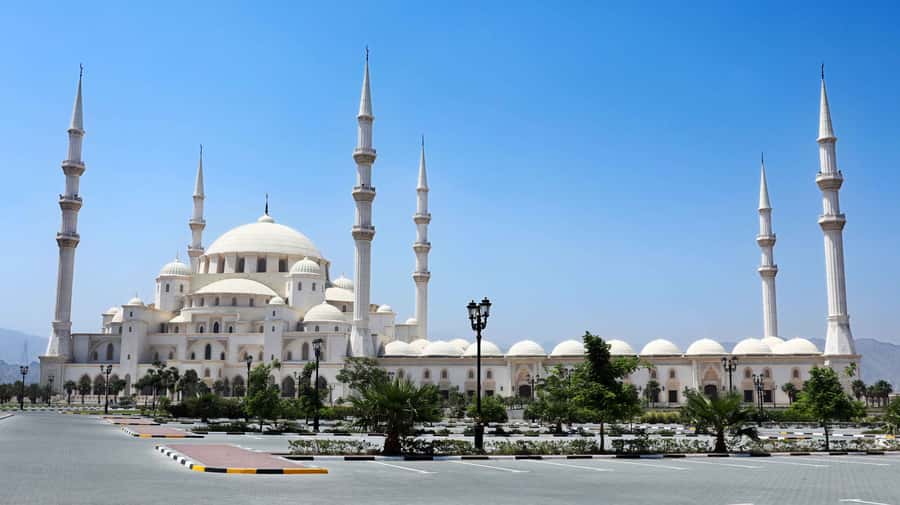 Dubai: Sheikh Zayed Mosque, Fujairah and Khorfakkan Tour - Fujairah Museum and its compact collection