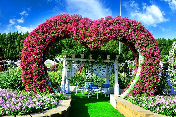 Dubai: Skip-The-Line Ticket to Dubai Miracle Garden - Lake Park: the best place for photographs