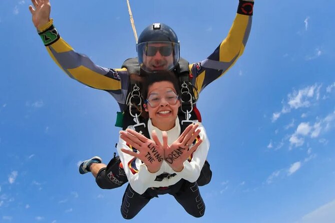 Dubai Skydive Tandem Over The Palm including Transfers - The tandem format keeps the focus on the thrill